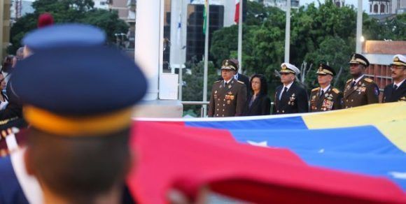 1Izada de la bandera venezolana