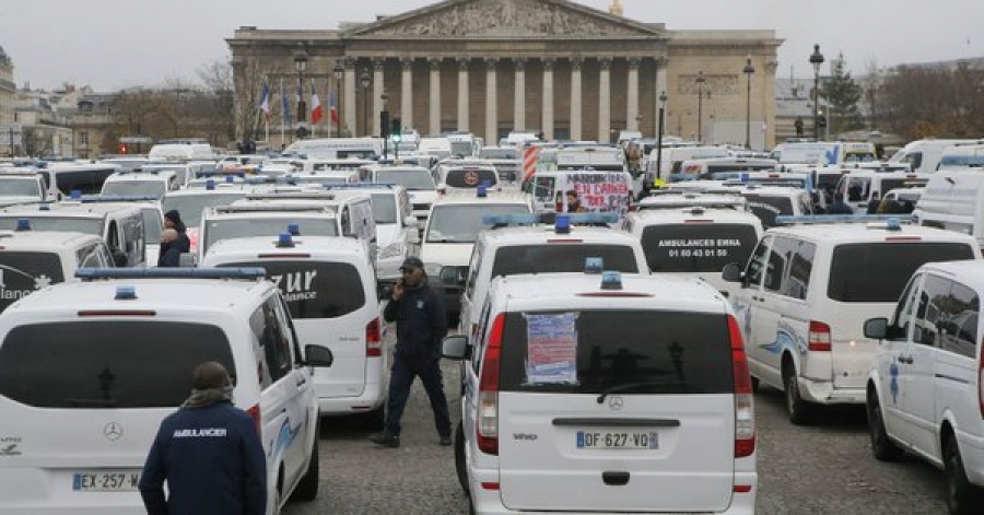 Macron cede ante los 'chalecos amarillos': no habrá subida de los carburantes Macron cede ante los 'chalecos amarillos': no habrá subida de los carburantes