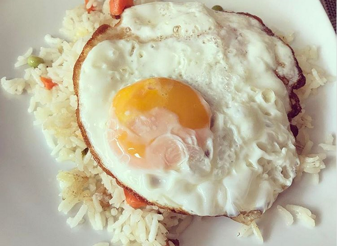 arroz con huevo frito