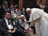 El papa se reúne con víctimas del desastre nuclear en Japón