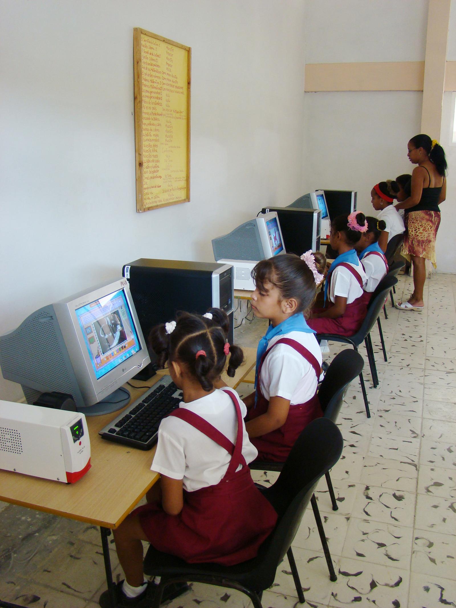 Caimanera educación