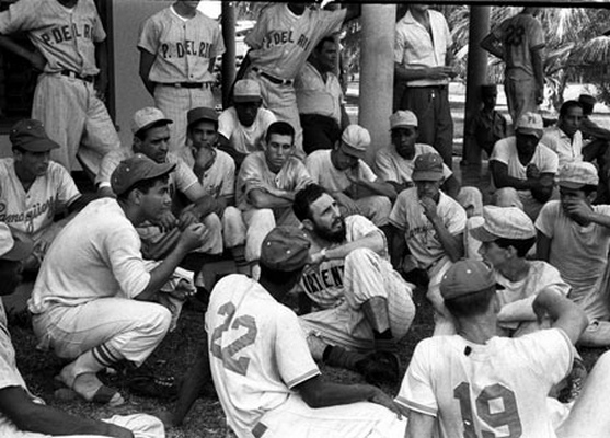 19 Fidel rodeado de peloteros