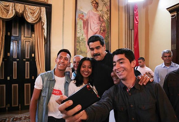1nicolas maduro junto a jovenes venezuela 580x395