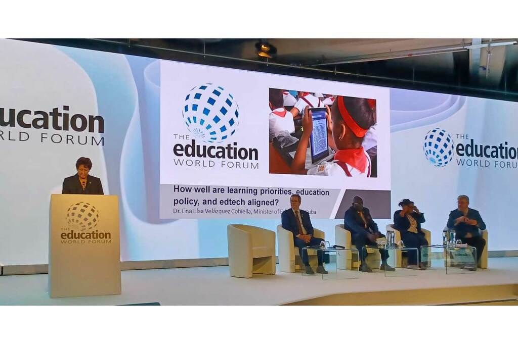 2505 ministra de educacion foromundial2