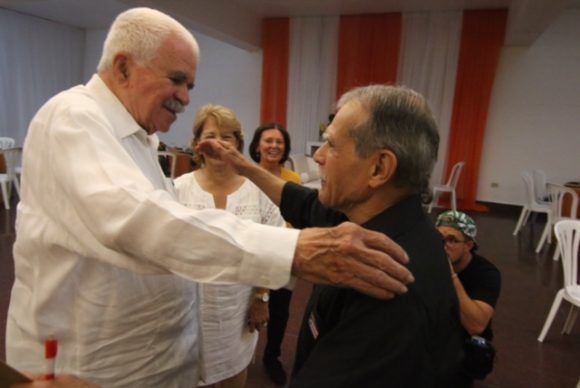 Abrazo de Grandes López Rivera y Cancel Miranda 580x388