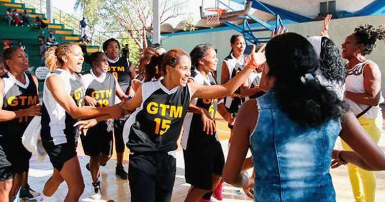 baloncesto equipo femenino festeja