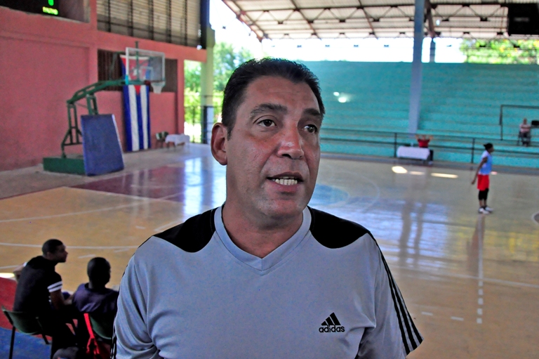 entrenador de baloncesto femenino
