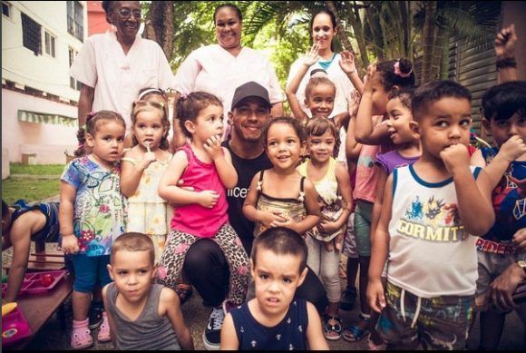 hamilton con niños cubanos 580x389
