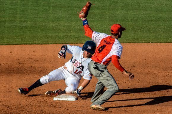 jugada en segunda base beisbol 580x387