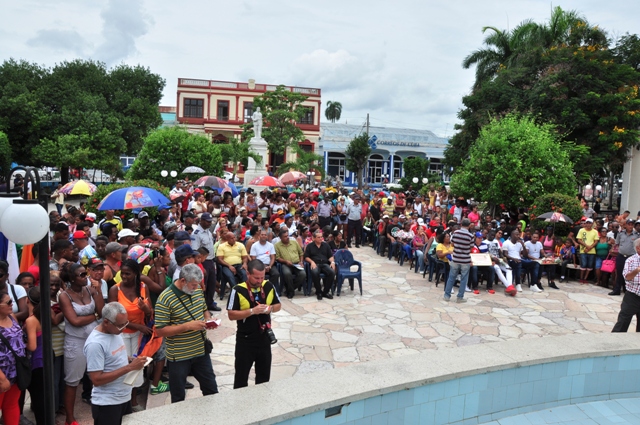 9 pueblo reunido