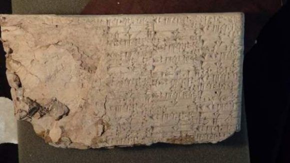 tabla con escritura de la antiguedad iraquí que había sido saqueada 580x327