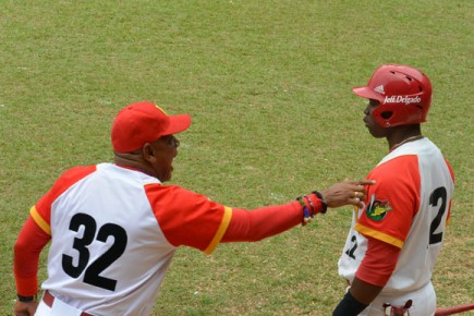 victor mesa alentando a jefferson delgado 435x290