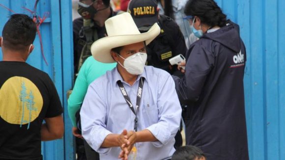 El izquierdista Pedro Castillo maestro y líder sindical encabeza los resultados iniciales. reuters 580x326