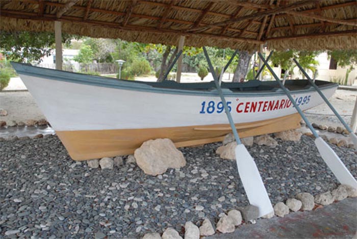 guantanamo Réplica del bote empleado por José Martí, Máximo Gómez y sus compañeros durante la travesía que lo condujo a la patria, la que se construyó en ocasión de conmemorarse el centenario del acontecimiento. 