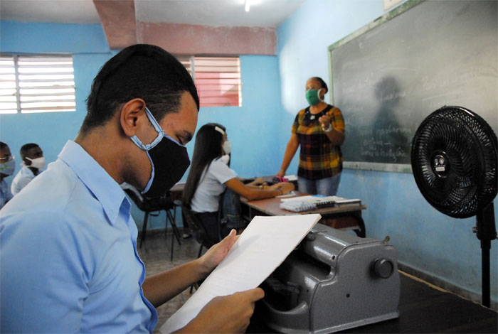 preuniversitarios reanudan sus estudios