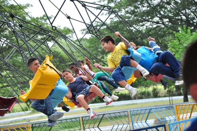 10 niños disfrutando aparatos Guantánamo
