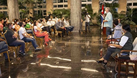Diaz canel y jóvenes artistas 1