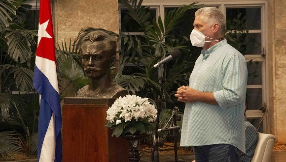 Diaz canel y jóvenes artistas 2