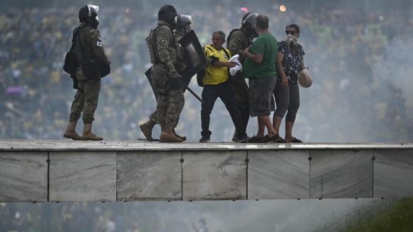 Miles de bolsonaristas entraron de forma violenta en las sedes del Parlamento la Presidencia y el Supremo EFE 580x326