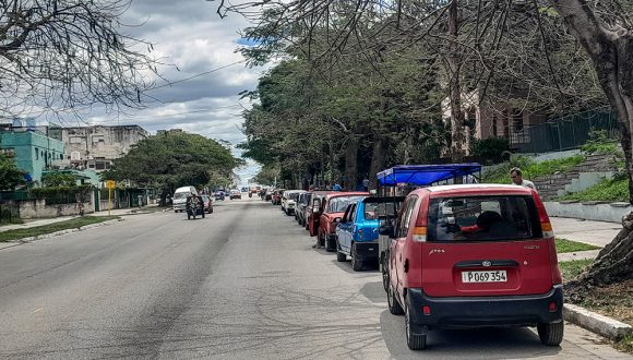 cola gasolinera lahabana cuba 06 580x330