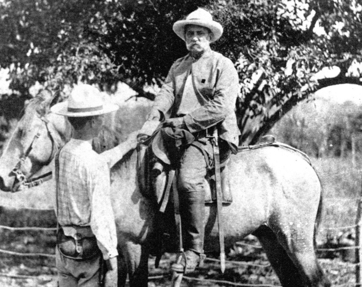 Pedro A. Perez a caballo portada