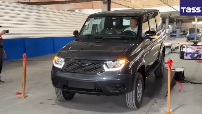 carro ruso ensamblado en cuba1