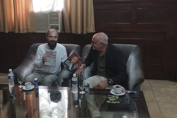 0 25 leonid savin muestra los libros obsequiados por ronquillo