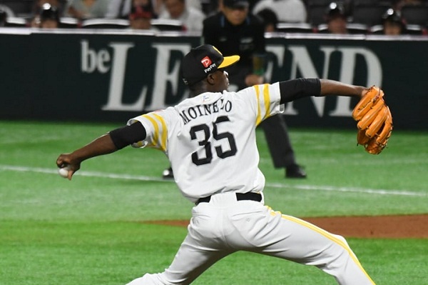 19 Liván Moinel Halcones Softbank Japón 3