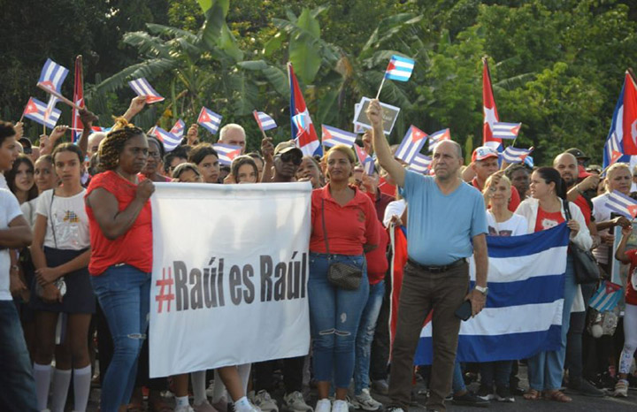 0529 tribuna raul pueblo