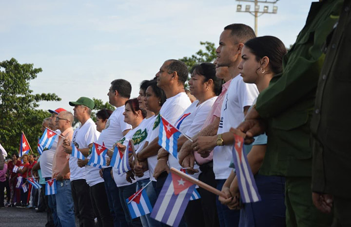 0529 tribuna raul pueblo3