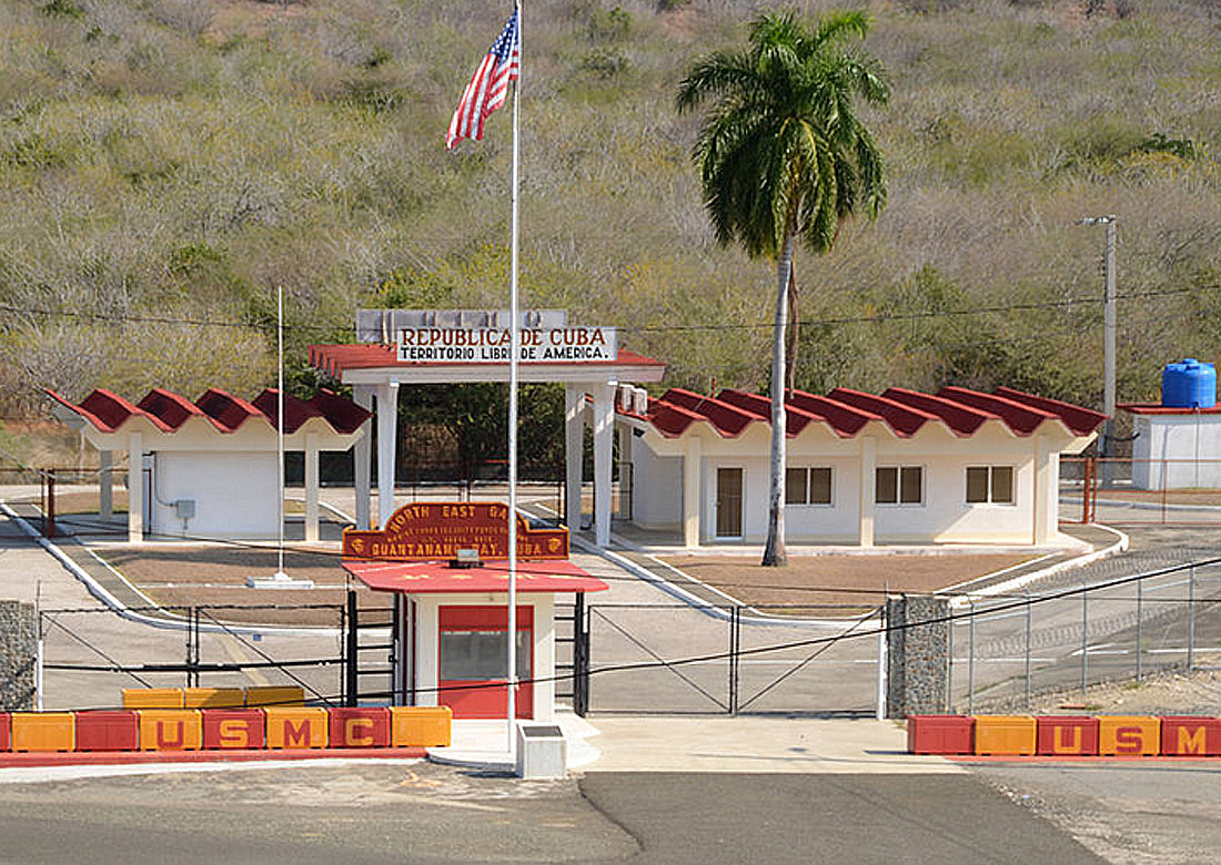 Entrada base naval