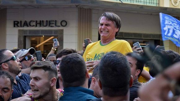 Jair Bolsonaro gesticula tras recibir una puñalada este jueves en Juiz de Fora en el Estado de Minas Gerais. AFP 580x326