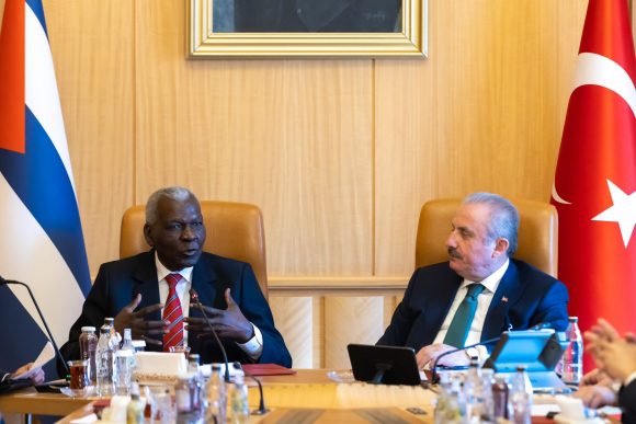 Lazo y presidente parlamento de Turkiye 580x387
