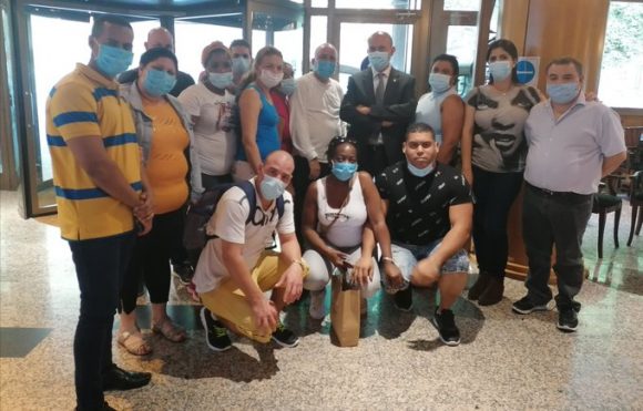 Ministro de Sanidad de Andorra Joan Martínez junto a una parte de la brigada de salud cubana que trabajó en el pequeño país. 580x371