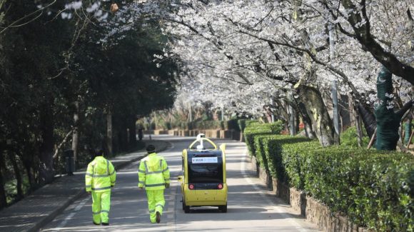 Personal de seguridad en una calle de Wuhan Hubei China el 17 de marzo de 2020. Reuters 580x325