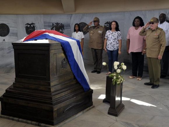 Raúl rinde homenaje a Martí 580x435