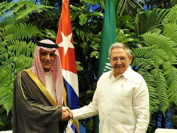 Raúl y el Canciller saudí 580x435