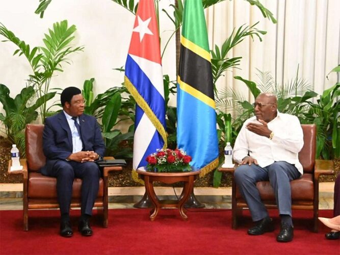 Salvador Valdes recibe a Kassim Majaliwa 1