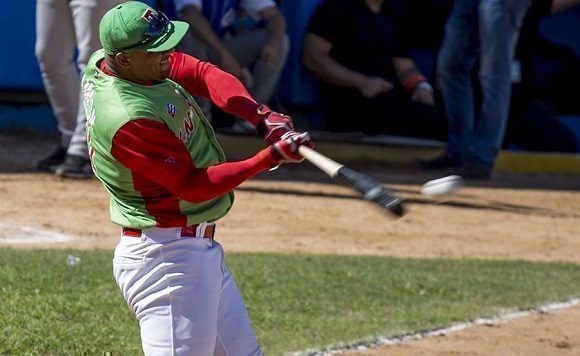 Yosvany Alarcon Las Tunas beisbol 580x356