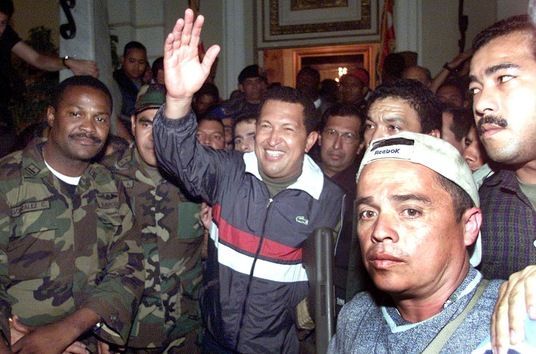 14 de abril de 2002. Hugo Chávez regresa al palacio presidencial para reasumir la presidencia tras la derrota del Golpe de Estado