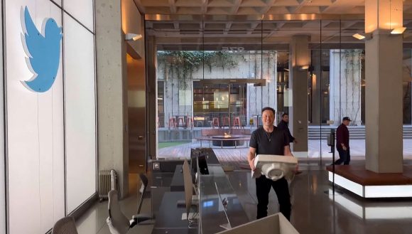 Musk entra a Twitter con lavamanos 580x329