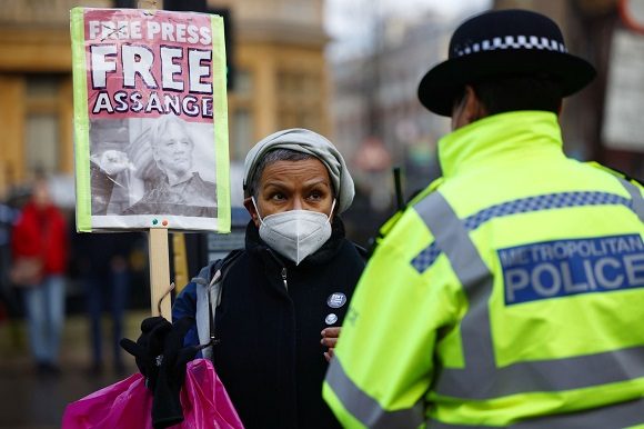 assange 580x386