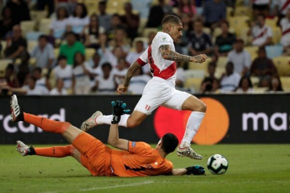 atacante peruano Paolo Guerrero AP 580x387