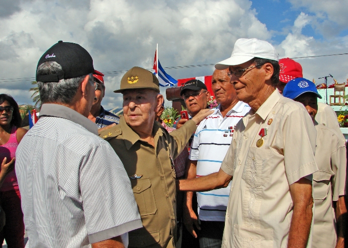 Sixto y combatientes de los días de Girón en baracoa