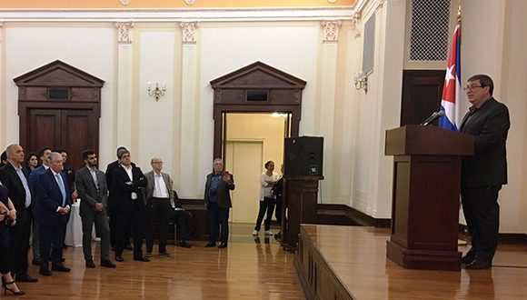 bruno conversa con cubanos residentes en estados unidos 580x330