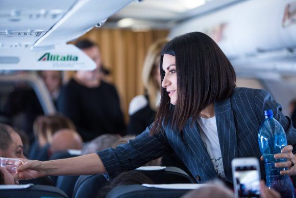 Laura Pausini en el vuelo de Alitalia 580x387
