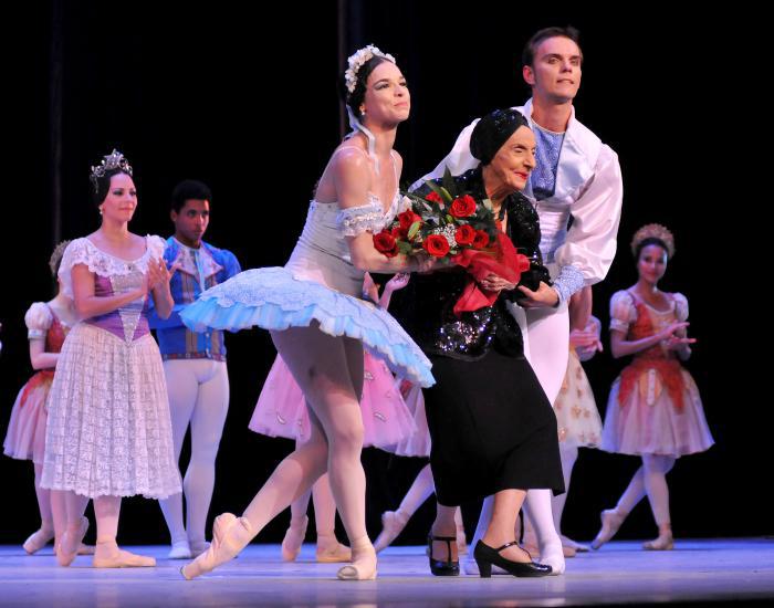 aalicia alonfo apertura de su teatro