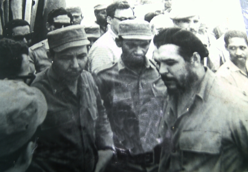 1Che junto a Raúl en fábrica de chocolate
