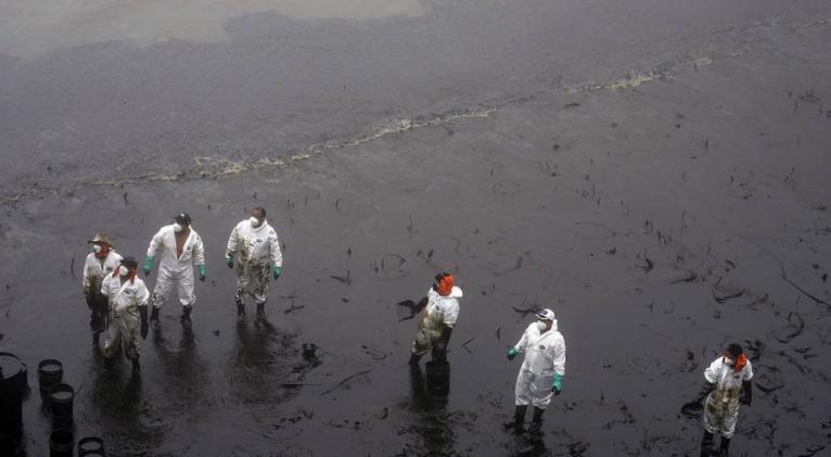 derrame de petroleo en playa cavero peru
