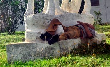 durmiendo estatua